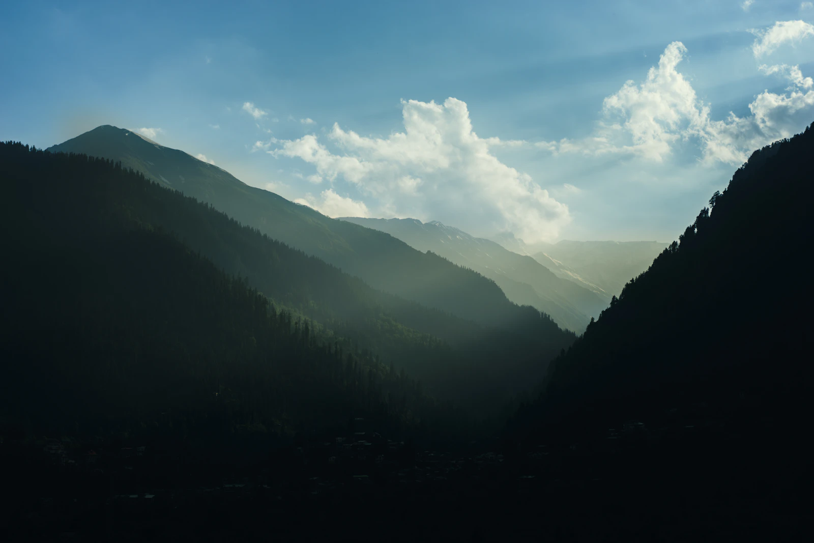 Forest-covered mountain ridges in Manali
